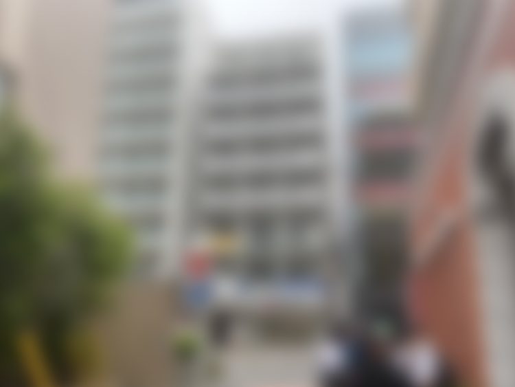 瀬川容疑者が住んでいたマンション(中央)