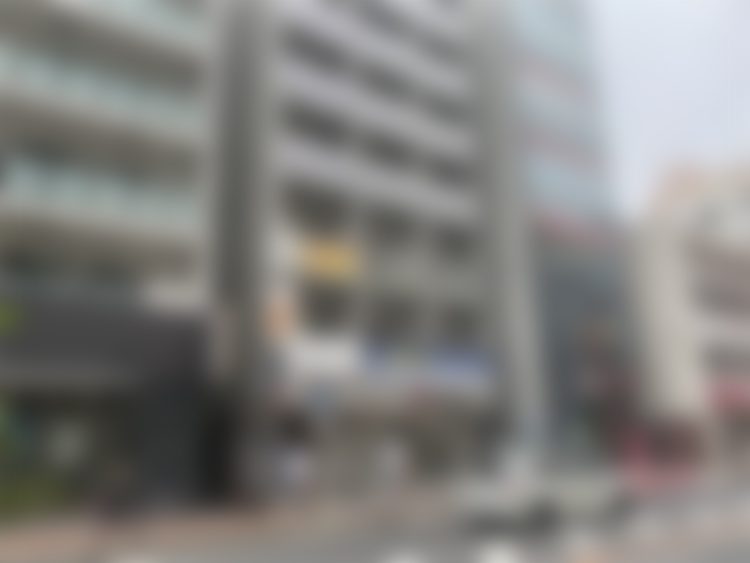 瀬川容疑者が住んでいたマンション。一階には学習塾が