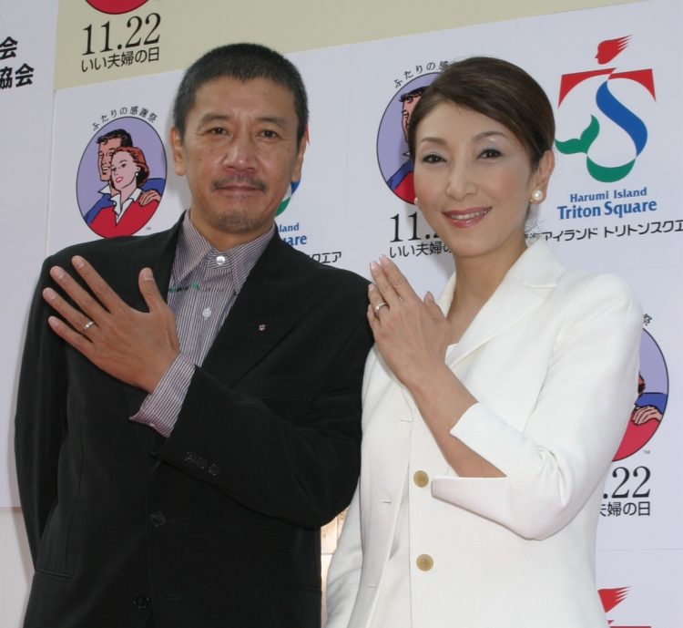 いい夫婦の日「パートナー・オブ・ザ・イヤー2003」に選ばれた（妻・安藤和津さんと）