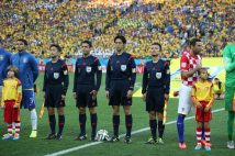 2014年サッカーW杯ブラジル大会開幕戦の主審・副審は日本人審判団が務めた。中央右から相楽亨副審、西村雄一主審、(1人置いて)名木利幸副審(時事通信フォト)