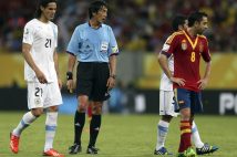 2013年FIFAコンフェデ杯ブラジル大会のスペイン-ウルグアイ戦で主審を務める西村雄一氏。母国語がバラバラのサッカー国際大会で求められる「審判の語学力」とは?(EPA=時事)