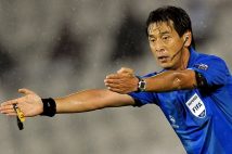 試合展開によってはファウルの笛を吹かずにプレーを続行させる判断も(EPA=時事)