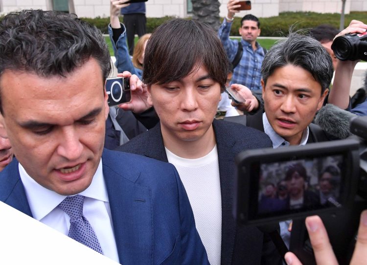 報道陣に囲まれながら裁判所を後にする大谷翔平選手の元通訳、水原一平被告（中央）。6月4日、アメリカ・カリフォルニア州サンタアナ（時事通信フォト）