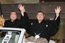 兄弟子・白熊(左)の横で手を振る大の里(時事通信フォト)