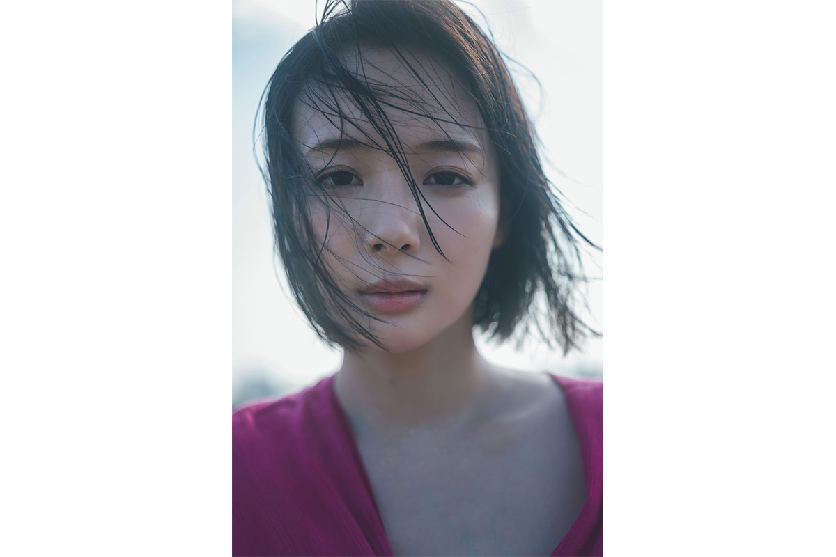 先行カットを公開》岡田紗佳、5年ぶりの写真集発売決定「普段