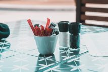 サービスで置いてある調味料を、損をしないようにたくさん使う人たちがいる(イメージ)