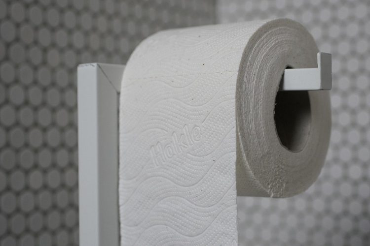 予備のトイレットパーパーまで根こそぎ持ち帰る人もいる(イメージ)