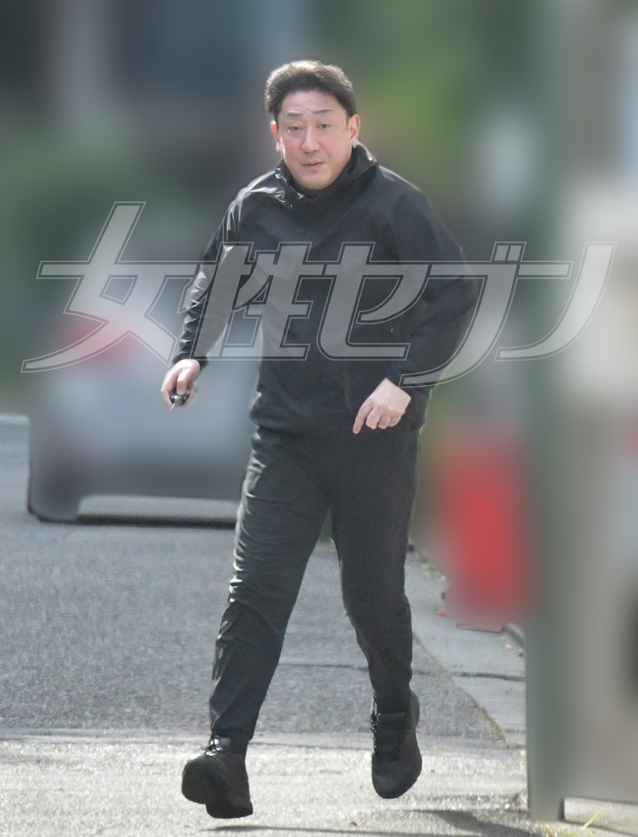 記者を振り切るため、猛然とダッシュする芝翫