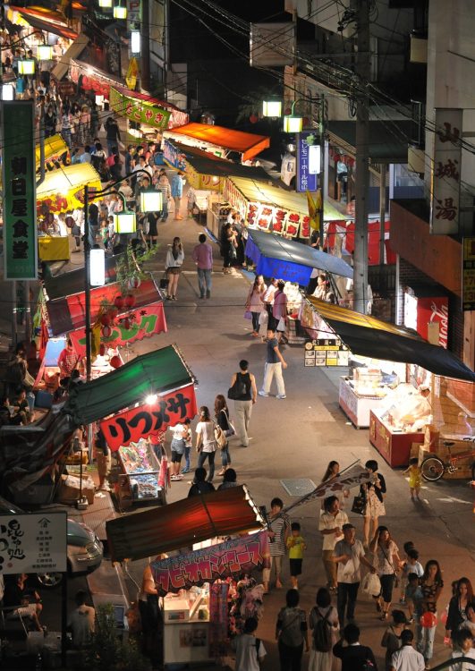 夏祭り、楽しみのひとつは露店めぐり（イメージ、時事通信フォト）