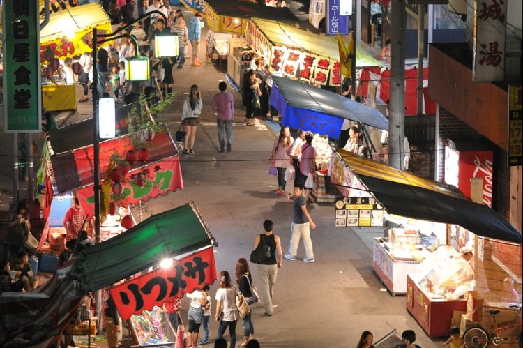 夏祭り、楽しみのひとつは露店めぐり（イメージ、時事通信フォト）