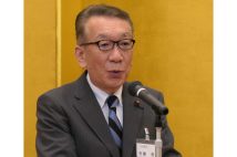 自民党横浜市連の会合で発言する佐藤茂会長(時事通信フォト)