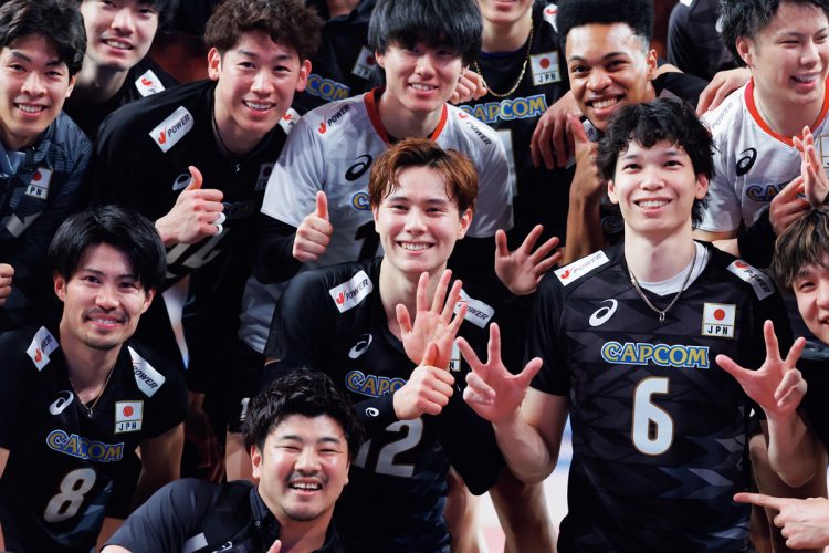 五輪の切符をかけたスロベニアとの大一番を制し、喜びを分かち合うチーム。コート上とは違うはじける笑顔にキュン