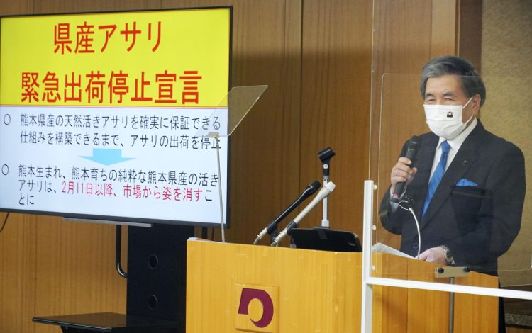 あさりの産地偽装が発覚し、記者会見する熊本県の蒲島郁夫知事