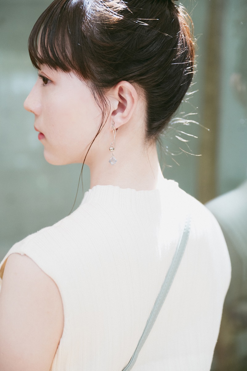 アップにした髪型も似合い美しさが光る