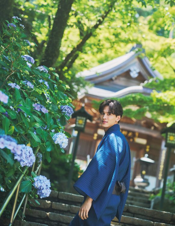 肉体派俳優・才川コージがあじさいの名所へ