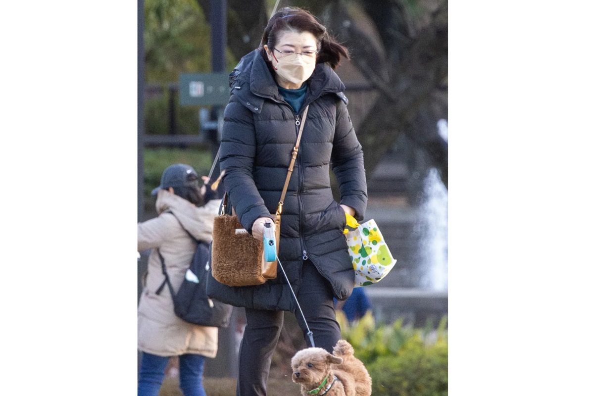 散歩中、近所の子供に話しかけることもあるそうだ（2024年1月）