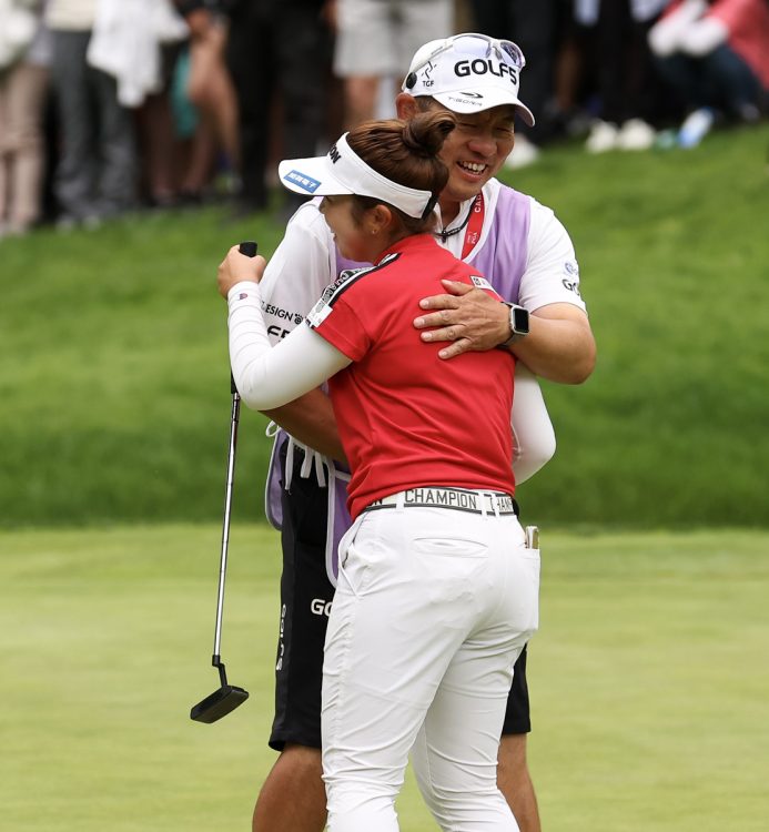 藤野キャディ（左）と山下美夢有（Getty Images）