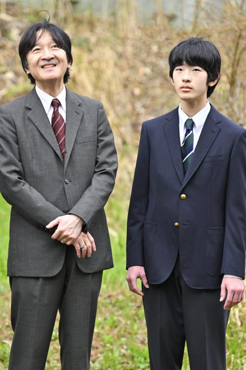 秋篠宮さまと悠仁さま（時事通信フォト）