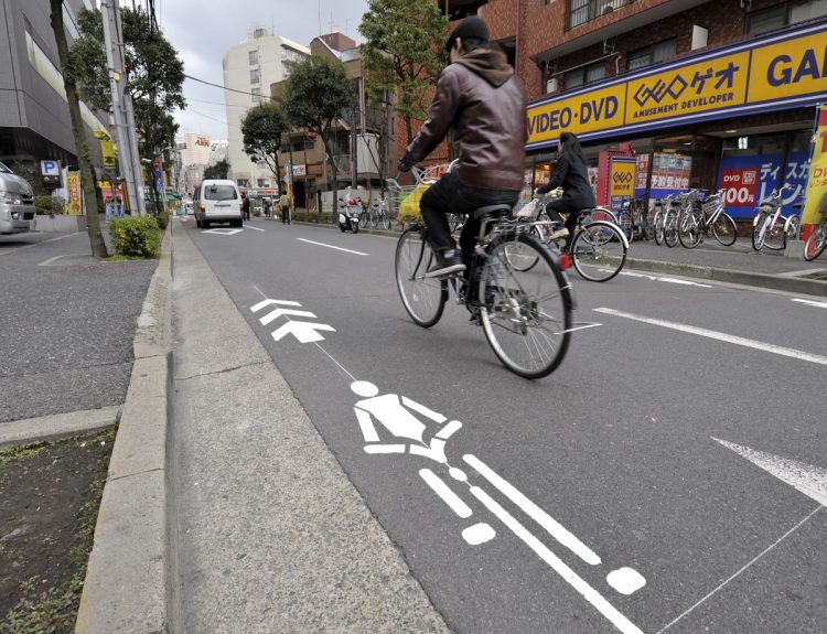 小回りがきく便利な移動手段として自転車が見直され、都市部での利用者は激増した（イメージ、時事通信フォト）