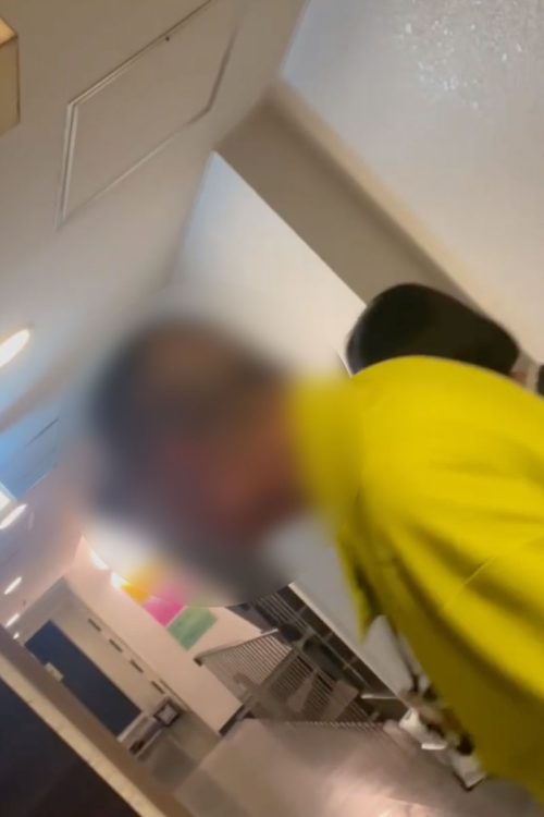 この男性も強引に押し込まれた