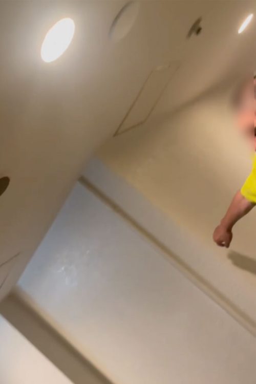 こちらは別の男性。壁に手を着けなければ歩けないほど泥酔している