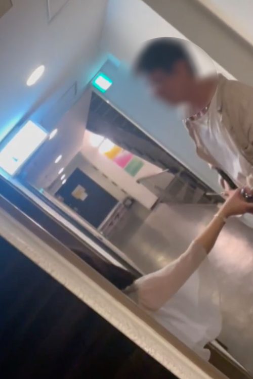 客が難色を示すと、強引に腕をつかまれる
