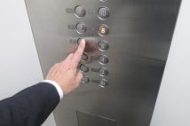 【エレベーターぎらい】密室ならではのマナーと気苦労 「男女2人きりを避ける暗黙ルール」「低層階住民への視線」「押し間違えて会長をギロチン状態に」