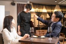 「おい、水持ってきて!」店員にタメ口は“カスハラ予備軍”か 隣で不快な思いをしている同行者と店員のため息