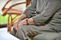 配偶者に先立たれた高齢者の「住まい」問題 “介護保険を申請するほどでない”ならサ高住が選択肢、自宅なら行政・民間サービスの活用を
