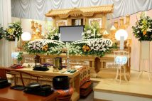 夫婦が揃っているうちに話し合っておくべき「葬儀の準備」 “誰を呼ぶか”は事前にリスト化、「喪主」と「遺影」も決めておく