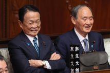 麻生太郎氏(左)、菅義偉・前首相の動向にも注目が集まる(時事通信フォト)