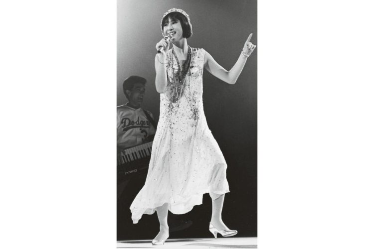 作家・伊集院静氏が舞台演出を務めた1983年12月の武道館コンサートで、聖子は新しいヘアスタイルを披露して観衆を魅了した(写真/女性セブン)