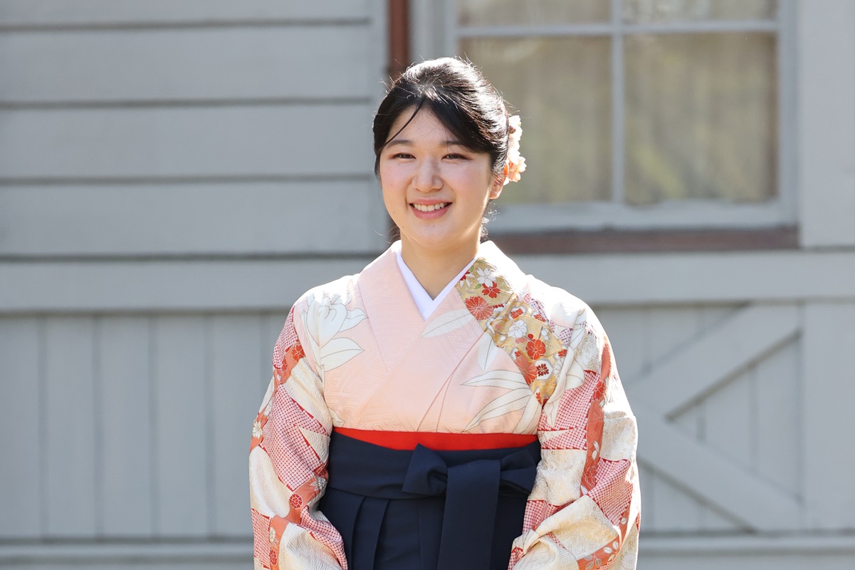 人気TOP 愛子さまの“令和のファッション”をチェック 卒業式での「手描き 航空機・ヘリコプター