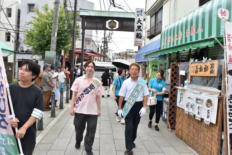 柴又帝釈天の参道を歩いて、支持を訴える清水国明氏と安野貴博氏。見知らぬ人に声をかけるのが不慣れな安野氏のため、清水氏が助け舟を出すことも(2024年6月撮影:小川裕夫)