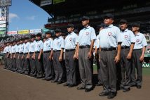 昨年の夏の甲子園大会開会式で、整列する審判団。胸にある「F」マークの意味とは?(時事通信フォト)
