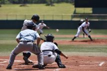 甲子園を目指し、高校球児たちの熱い戦いが続く(PIXTA)