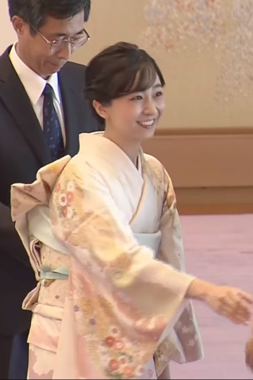 華やかなうすい黄色の振り袖に身を包み茶会に出席された佳子さま(宮内庁公式インスタグラムより)
