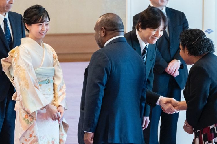 秋篠宮さまの横で、各国の首脳と笑顔でお話しになる様子も(宮内庁公式インスタグラムより)