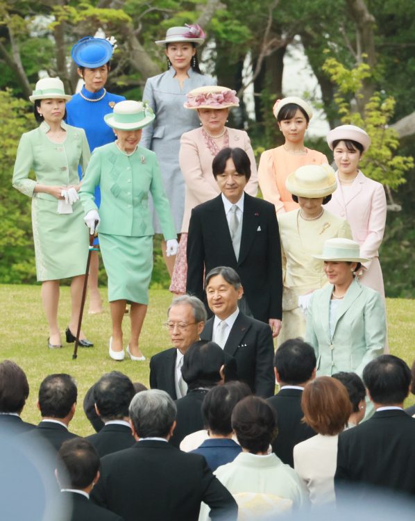 悠仁さまが園遊会に参加される場合、愛子さまよりも並ばれる順序は先となる(5月、東京・港区。時事通信フォト)