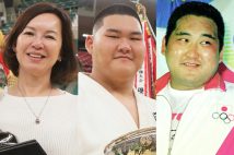中央が斉藤立選手、右が父の仁さん、左が母の三恵子さん(時事通信フォト)