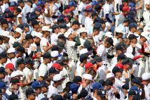 第105回全国高校野球選手権大会の開会式(2023年8月6日)で、水分を補給する選手(時事通信フォト)