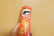 「開けたら指が届かない」で落胆の声も プリングルズの“内容量と容器のバランス問題”を検証、“中身が見えない筒状ポテチ”の類似商品と比較
