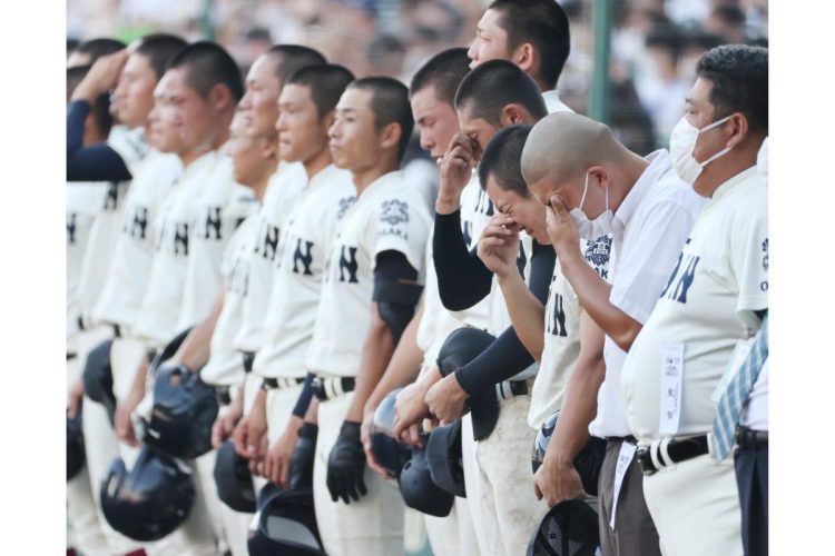 準々決勝で敗れて涙を見せた2022年の大阪桐蔭ナイン（手前が西谷浩一監督）