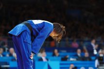 柔道女子52キロ級2回戦でウズベキスタンの選手に一本負けし、一礼する阿部詩。SNSを通じて誹謗中傷が相次いだ(時事通信フォト)