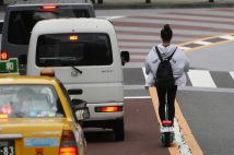 道路を走る電動キックスケーター(時事通信フォト)