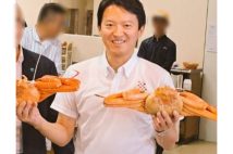 2023年9月24日、カニを両手にする姿を投稿(本人のXより)
