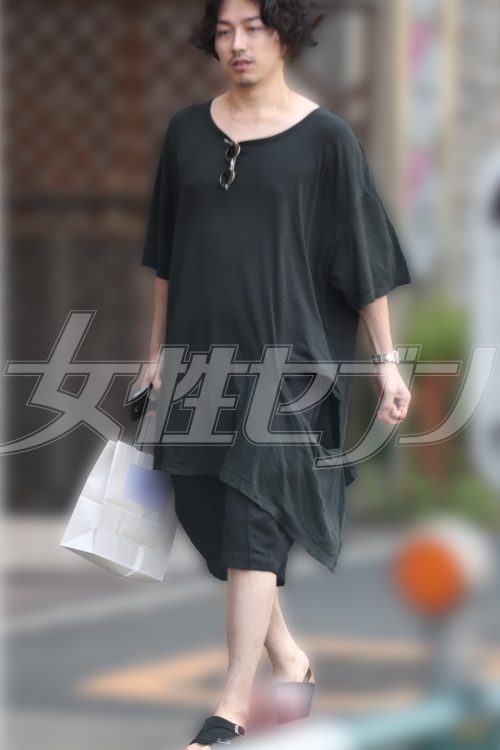 黒で統一した個性的なファッションに身を包んだ鈴木