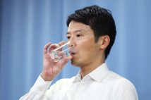 記者会見で水を飲む兵庫県の斎藤元彦知事(時事通信フォト)