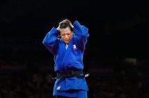 パリ五輪、柔道女子52キロ級2回戦でウズベキスタンの選手に敗れ、頭を抱える阿部詩(時事通信フォト)