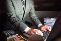 今やキャリア官僚は「エリートの職業」から「割に合わない仕事」に 「霞が関文学」の書類作成を何度もやり直す“不毛な作業”にやりがい喪失